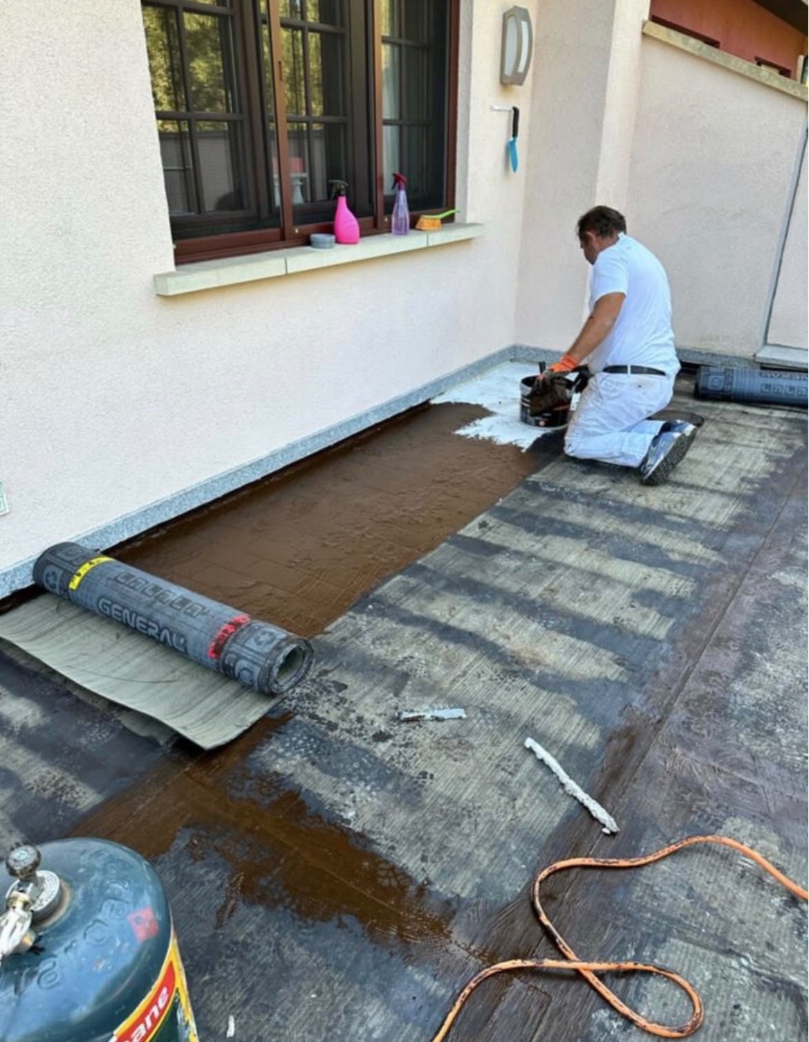 Travaux d'étanchéité extérieure en cours